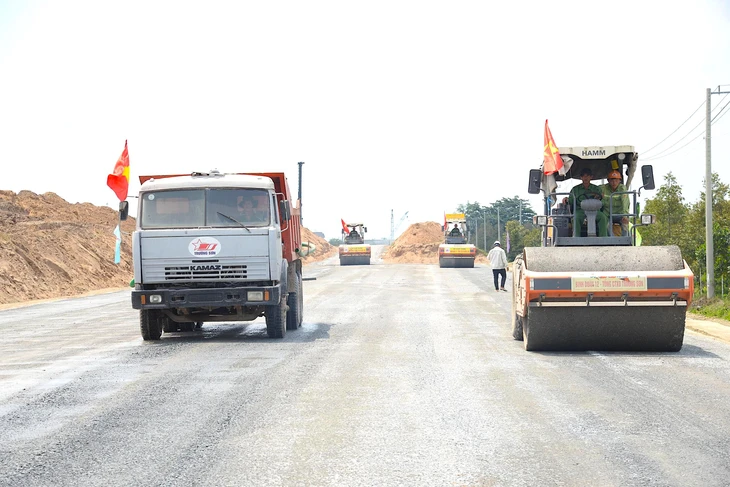 Công nhân thi công xuyên lễ trên công trường cao tốc Cao Lãnh - An Hữu - Ảnh 5.