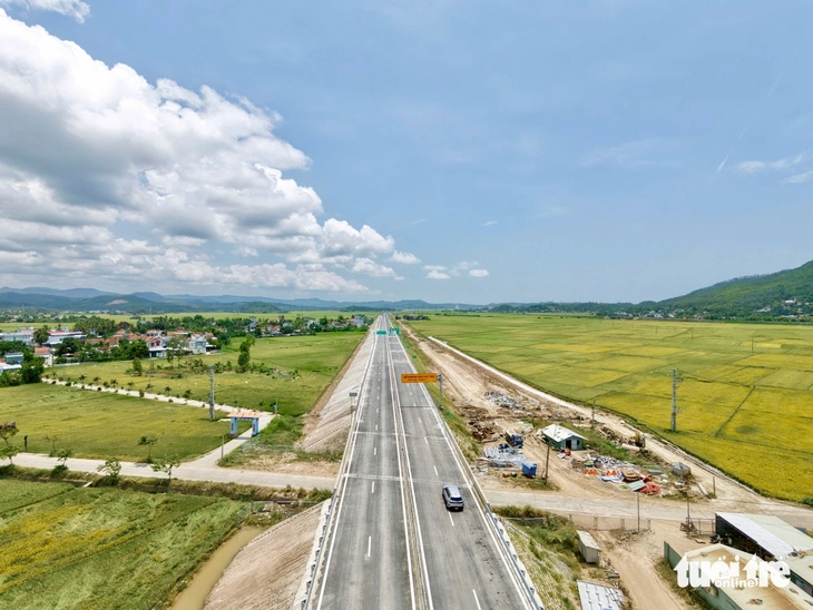 Ngày đầu khai thác 58km cao tốc Bắc - Nam qua Đắk Lắk - Ảnh 2.