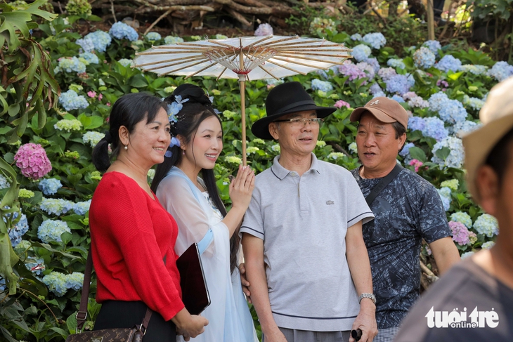 'Cô Long' Đà Lạt mệt phờ vì du khách xếp hàng dài giao lưu - Ảnh 3.