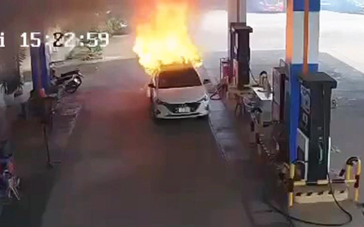 Vụ cháy xe ở cây xăng khiến 2 người chết: xe chở nhiều pin, cứu hộ không được báo có người trên xe - Ảnh 4.