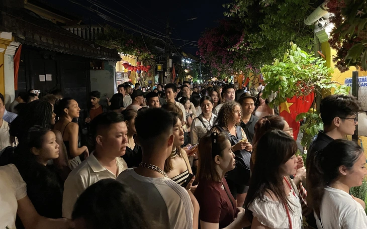 Lực lượng chức năng dẹp lán trại ăn nhậu nhếch nhác, cắm trại đêm quanh bán đảo Sơn Trà - Ảnh 6.