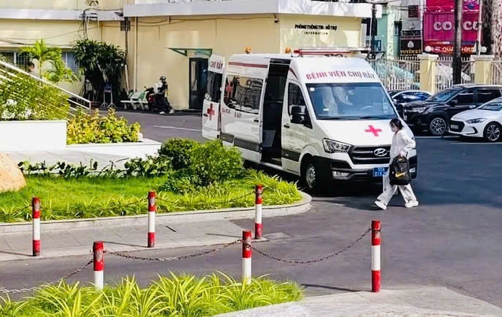 Gặp bác sĩ ‘chạy như bay’ vào phòng mổ, cứu sản phụ ngưng tim đang được cộng đồng khen rần rần - Ảnh 2.