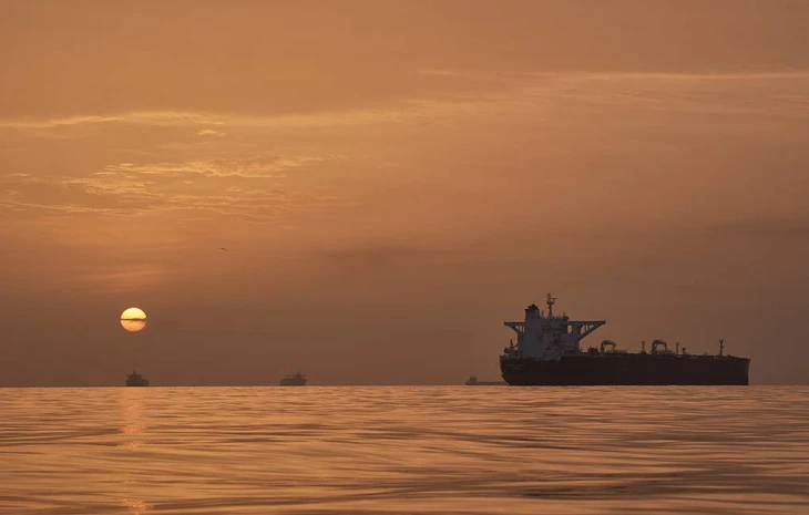 Siêu tàu chở dầu Trung Quốc thành công đi qua eo biển Hormuz - Ảnh 2.