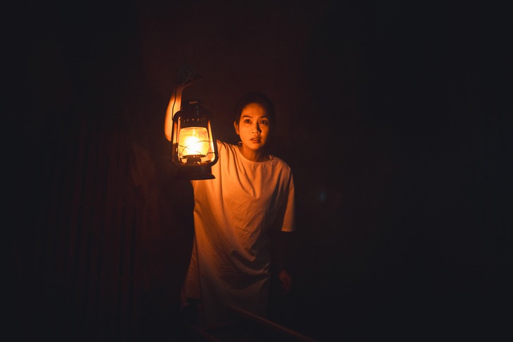 Ngọc Trinh không đủ sức kéo doanh thu mở màn cho Thẩm mỹ viện âm phủ - Ảnh 1.