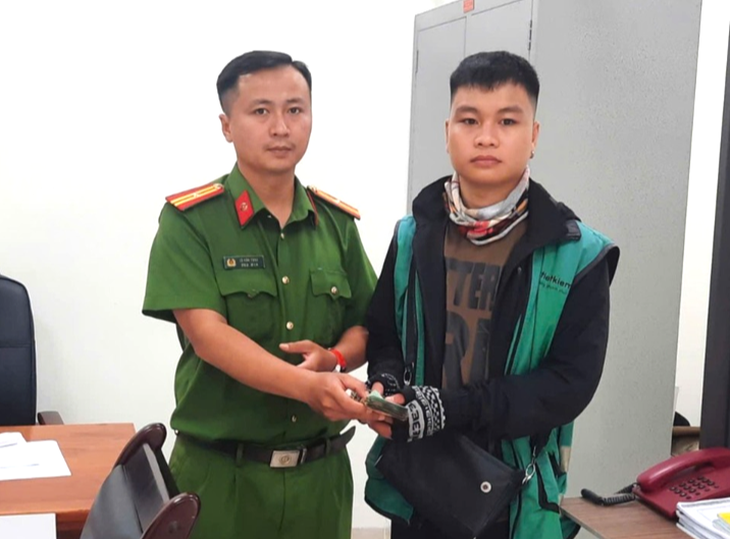 Tài xế Grab nhặt hơn 30 triệu đồng mang đến công an tìm người đánh rơi - Ảnh 1.