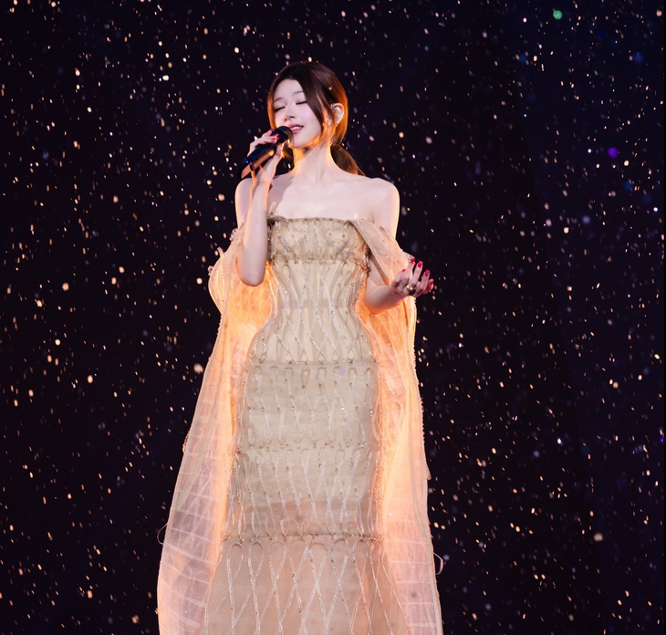 Triệu Lộ Tư diện đầm của Phan Huy trong concert cá nhân đầu tiên - Ảnh 5. Triệu Lộ Tư - Ảnh 5.