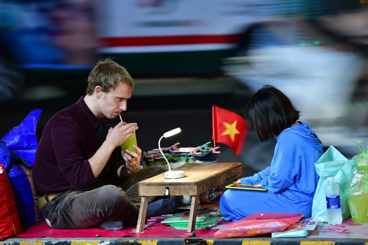 'Lớp học' ngay trên vỉa hè của thầy Chris và cô học trò đặc biệt - Ảnh 3.