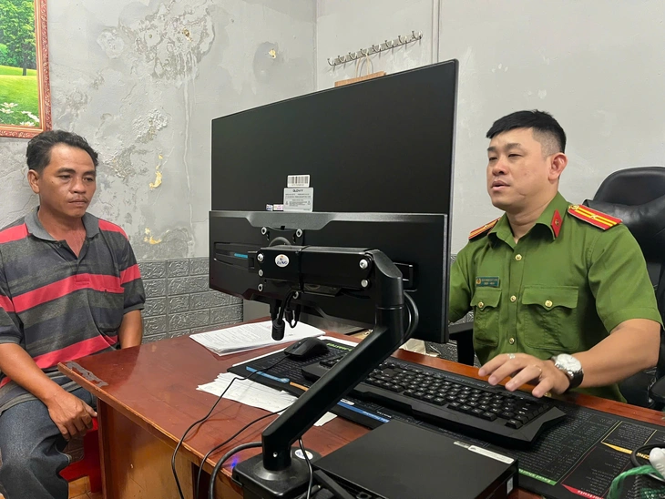 Điều tra người tấn công cảnh sát bằng ghế nhựa để giúp anh trai trốn phạt nồng độ cồn - Ảnh 1.