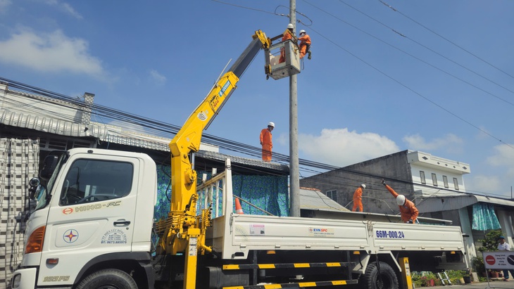 Đồng Tháp hỗ trợ khắc phục và trao tiền cho 50 hộ bị sập, tốc mái nhà - Ảnh 4.