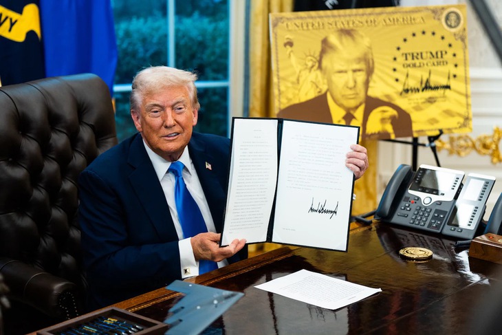 Nhiều luật sư cho giới siêu giàu 'quay lưng' với tấm thẻ vàng của ông Trump - Ảnh 1. thẻ vàng - Ảnh 1.
