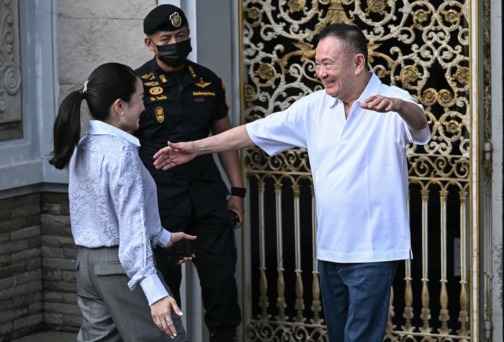 Ông Thaksin ra tù sớm trong sự chào đón của người ủng hộ - Ảnh 1.