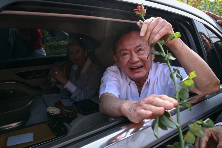 Ông Thaksin ra tù sớm trong sự chào đón của người ủng hộ - Ảnh 3.