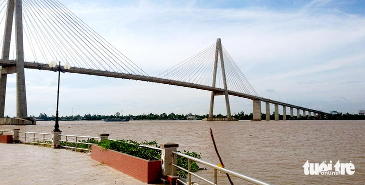 Đi giăng câu, nhìn thấy người đàn ông rơi từ cầu Rạch Miễu 1 xuống sông Tiền mất tích - Ảnh 1.