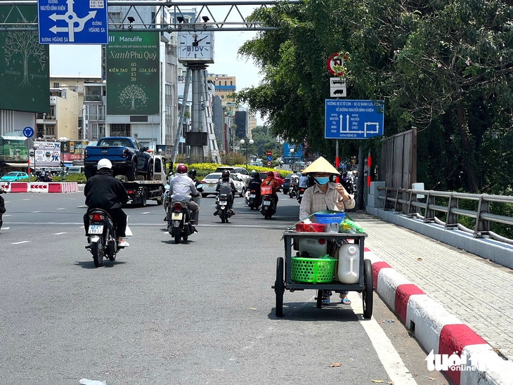 Nắng nóng gay gắt, mưu sinh nhọc nhằn giữa trưa gần 38 độ ở TP.HCM - Ảnh 11.