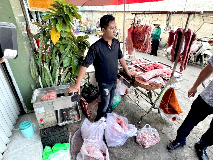 Lại phát hiện đường dây làm giả thịt bò từ thịt heo nái ở TP.HCM, mỗi ngày tiêu thụ 140kg - Ảnh 2.
