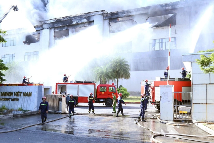  Cảnh sát xuyên đêm khống chế đám cháy lan rộng khoảng 9.000m² - Ảnh 3.