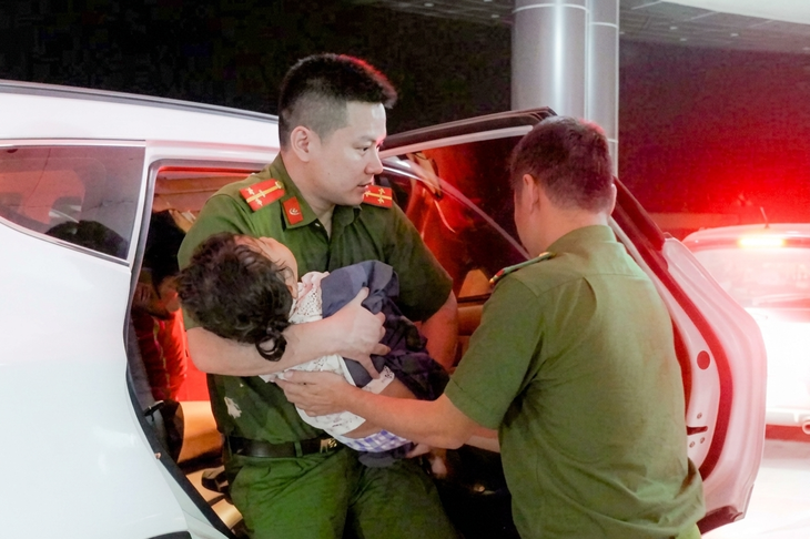 Xuyên đêm vào rừng tìm kiếm bé gái 5 tuổi rơi xuống khe đá sâu gần 10m - Ảnh 1.