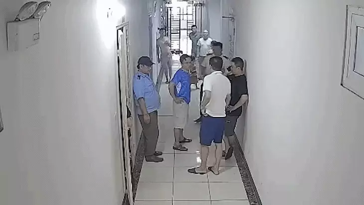 Xác minh clip thành viên ban quản trị chung cư bị hành hung, nghi do nhắc đeo rọ mõm cho chó - Ảnh 1.
