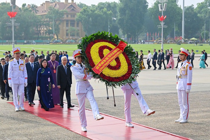 Đoàn đại biểu dự Đại hội MTTQ lần thứ XI vào lăng viếng Chủ tịch Hồ Chí Minh - Ảnh 1.