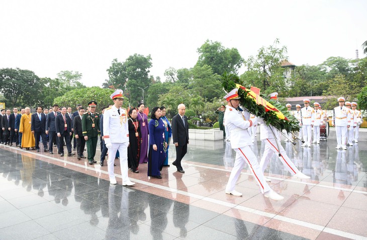 Đoàn đại biểu dự Đại hội MTTQ lần thứ XI vào lăng viếng Chủ tịch Hồ Chí Minh - Ảnh 3.