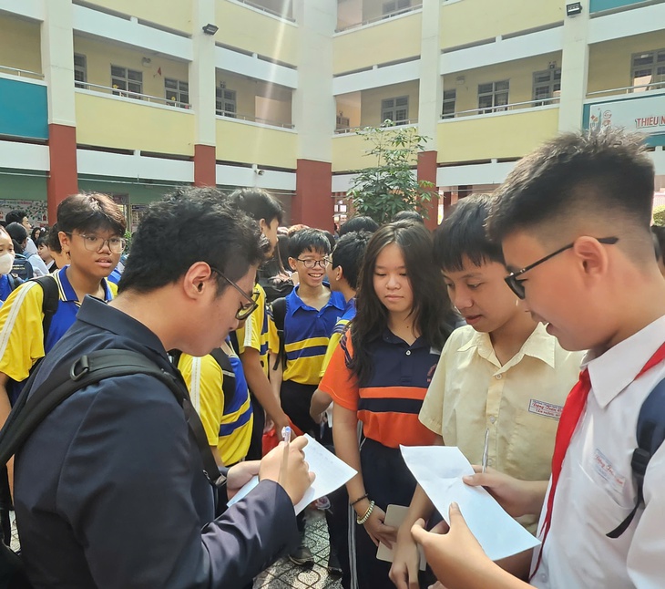 Kỳ thủ 17 tuổi và màn đấu 'cờ mù' gây sốt tại trường học - Ảnh 3.