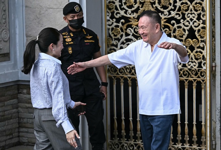 Khoảnh khắc xúc động khi ông Thaksin đoàn tụ với con gái bên ngoài nhà tù - Ảnh 1.