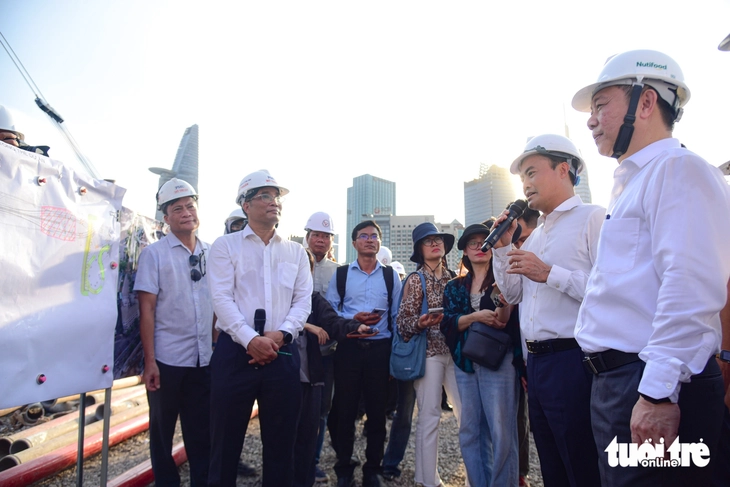 Toàn cảnh công trường cầu đi bộ nghìn tỉ qua sông Sài Gòn, nỗ lực hoàn thành dịp 2-9 - Ảnh 2.