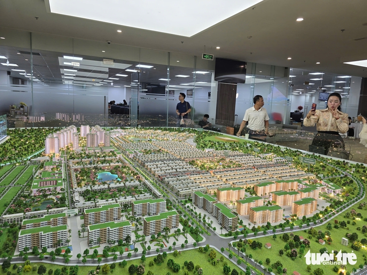Giá nhà Hà Nội 'soán ngôi' so với TP.HCM, căn hộ vừa túi tiền gần như 'tuyệt chủng' - Ảnh 1.