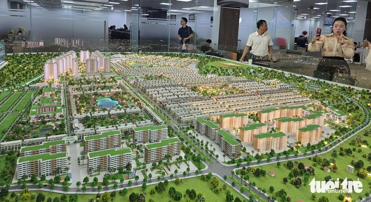 Giá nhà Hà Nội 'soán ngôi' so với TP.HCM, căn hộ vừa túi tiền gần như 'tuyệt chủng' - Ảnh 1.