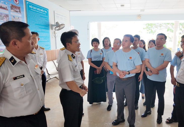  Sẽ tham mưu hoàn thiện chế độ đãi ngộ đặc thù cho y bác sĩ biển đảo - Ảnh 1.