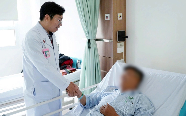 Bác sĩ Việt Nam 'giải cứu' cho nam bệnh nhân Lào gặp biến chứng nặng sau tiêm silicon vào vùng kín - Ảnh 3.