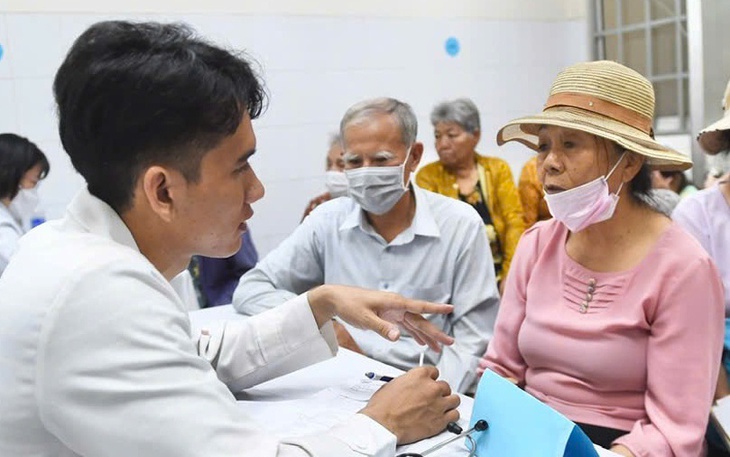 Ưu tiên khám sức khỏe định kỳ miễn phí cho người chưa có BHYT, dự kiến 300.000 đồng/lượt - Ảnh 2.