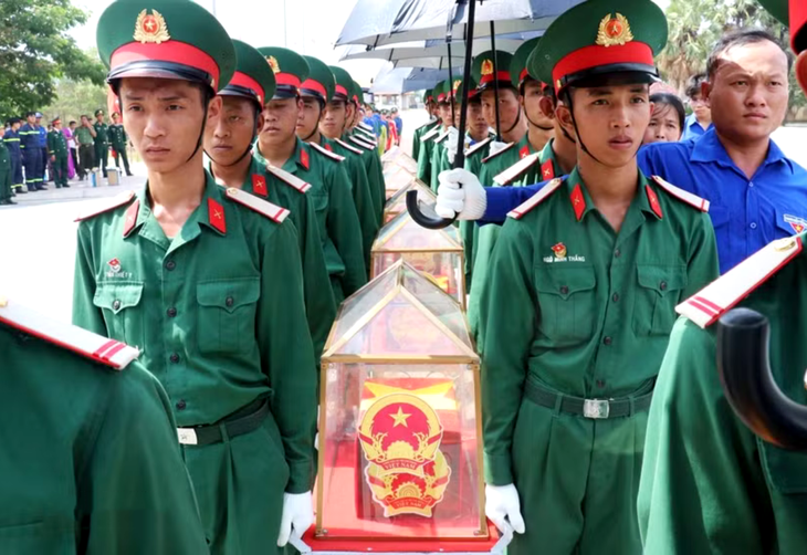 Đón 158 hài cốt liệt sĩ quân tình nguyện, chuyên gia Việt Nam hy sinh tại Campuchia về nước - Ảnh 1.