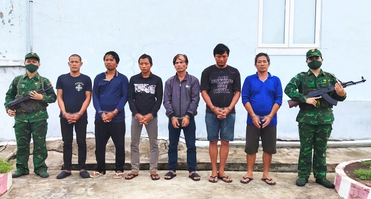 Phát hiện nhóm ngư dân đem ma túy đá ra biển sử dụng - Ảnh 1.