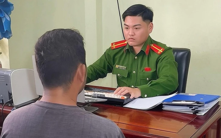 Công an làm việc người đàn ông 'nghi' sàm sỡ thiếu nữ câm điếc, bị camera ghi lại - Ảnh 2.