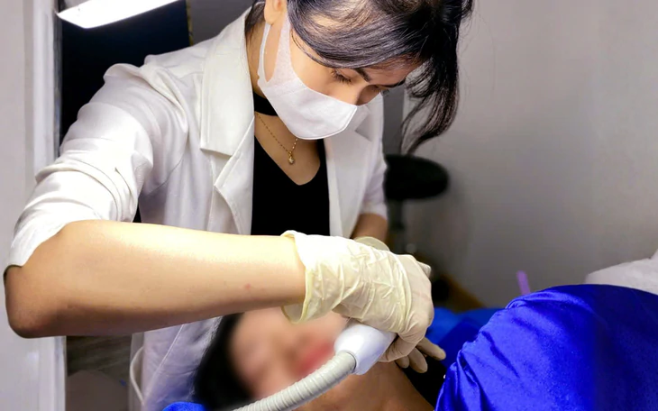 Phẫu thuật mí mắt bị lật nặng hai mi dưới, quay lại thì cơ sở làm đẹp đã đóng cửa - Ảnh 1.