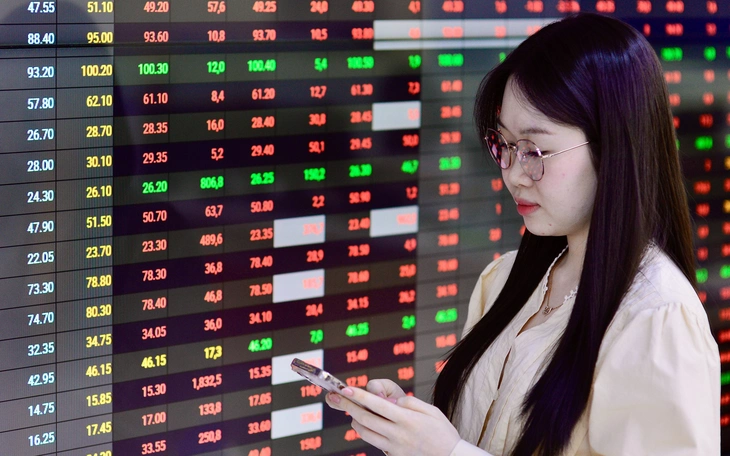 Cổ phiếu 'dòng P' nổi sóng, giải cứu VN-Index ngoạn mục cuối phiên - Ảnh 2.