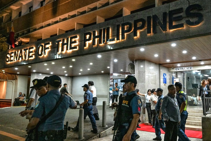 Nổ súng tại Thượng viện Philippines, nghị sĩ bị ICC truy nã cố thủ bên trong - Ảnh 1.