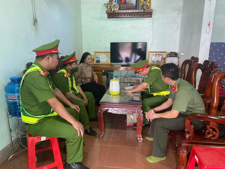 Phơi lúa giữa đường còn dùng cào đòi tấn công tài xế - Ảnh 2.