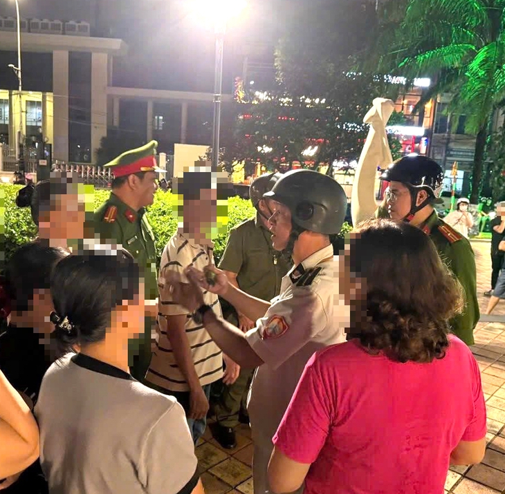 Đà Nẵng xử lý karaoke ồn ào bên sông Hàn, tạm giữ 3 'loa kẹo kéo' - Ảnh 2.