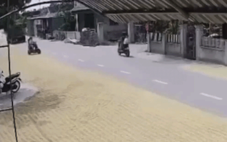 Ô tô Mercedes chặn cả dòng xe trên cao tốc 2 làn: Tài xế khai dừng lại để 'phân bua' với xe phía sau - Ảnh 2.