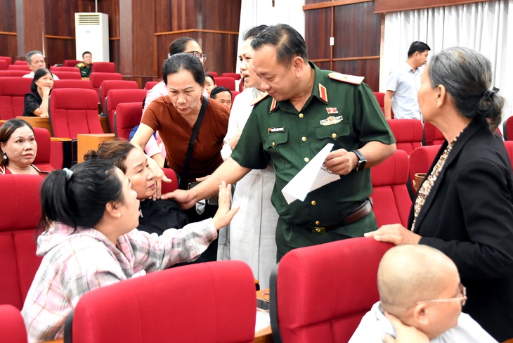 Cử tri phường Phú Mỹ phản ánh việc chậm giải quyết thủ tục hành chính, khó gặp lãnh đạo - Ảnh 2.