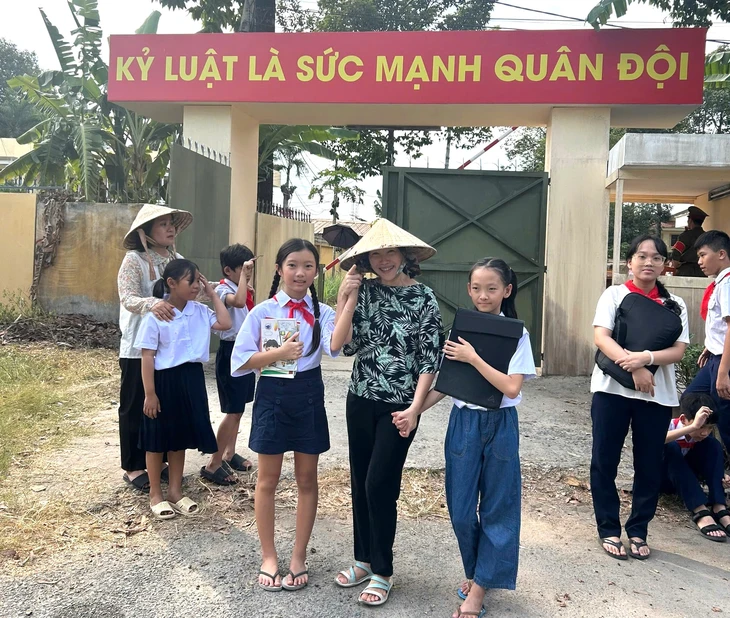 Phía bên kia bức tường - Ảnh 3.