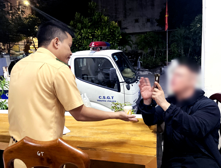 Nhiều người nước ngoài chạy xe máy ở Nha Trang không bằng lái, chống đối CSGT kiểm tra - Ảnh 2.