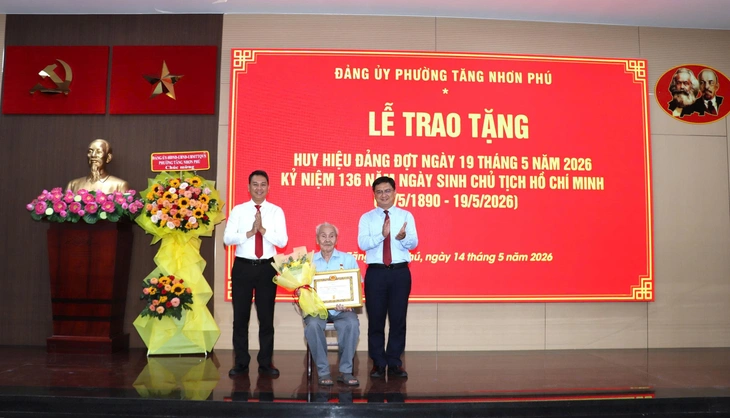 Lãnh đạo TP.HCM trao Huy hiệu Đảng cho nhiều đảng viên cao tuổi đợt 19-5 - Ảnh 5.