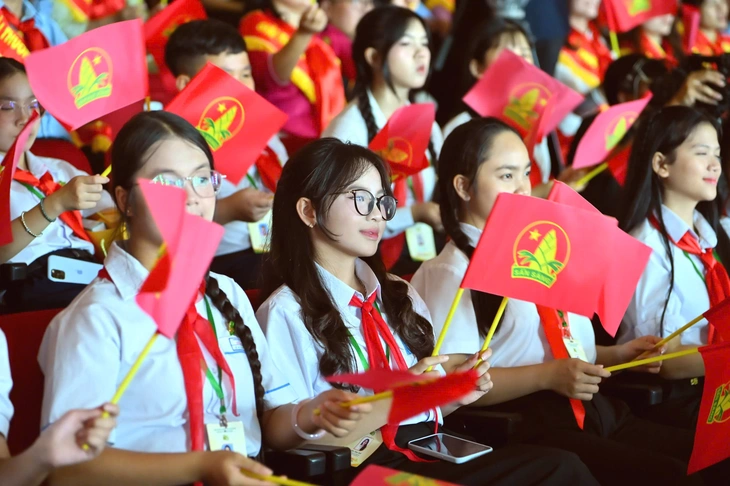 Phó thủ tướng chỉ đạo quan tâm, bảo vệ trẻ em trên môi trường mạng - Ảnh 2.