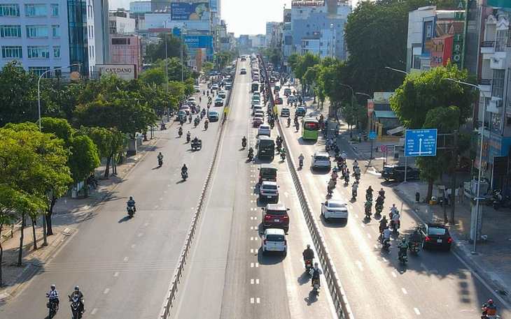Giao thông đường Cộng Hòa ổn định trong sáng đầu tiên phân làn đảo chiều - Ảnh 10.