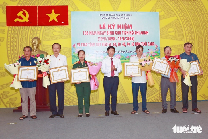 huy hiệu đảng - Ảnh 2.