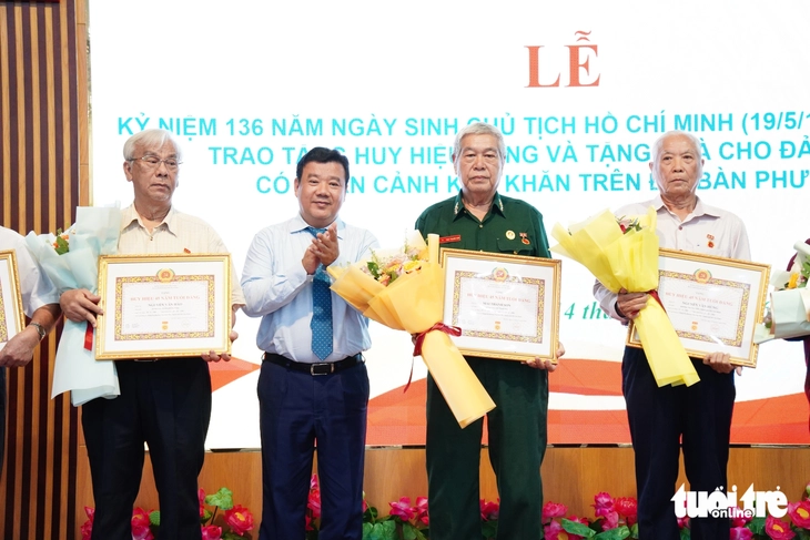 huy hiệu đảng - Ảnh 4.