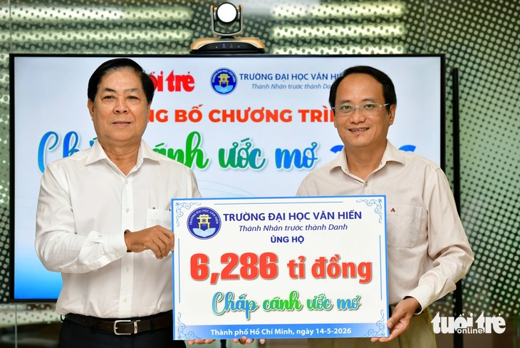 Hơn 6,2 tỉ đồng học bổng ‘Chắp cánh ước mơ’ tiếp sức học sinh, sinh viên vượt khó - Ảnh 2.